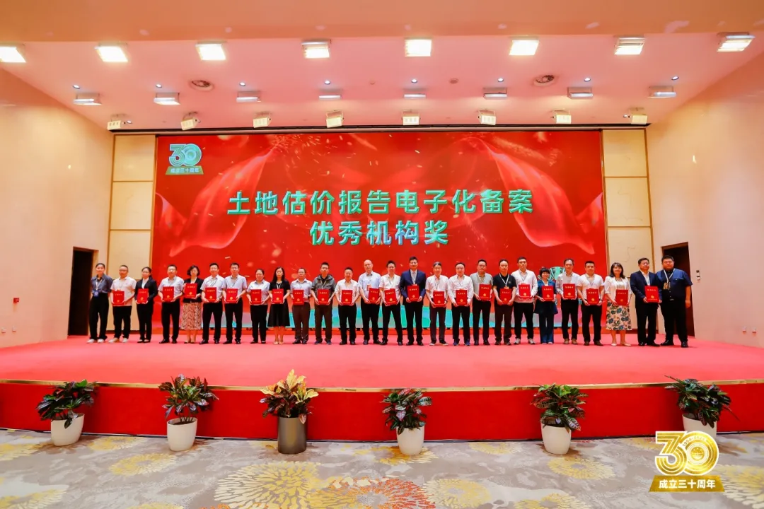 圖片包含 建筑, 游戲機(jī), 禮堂, 桌子描述已自動(dòng)生成